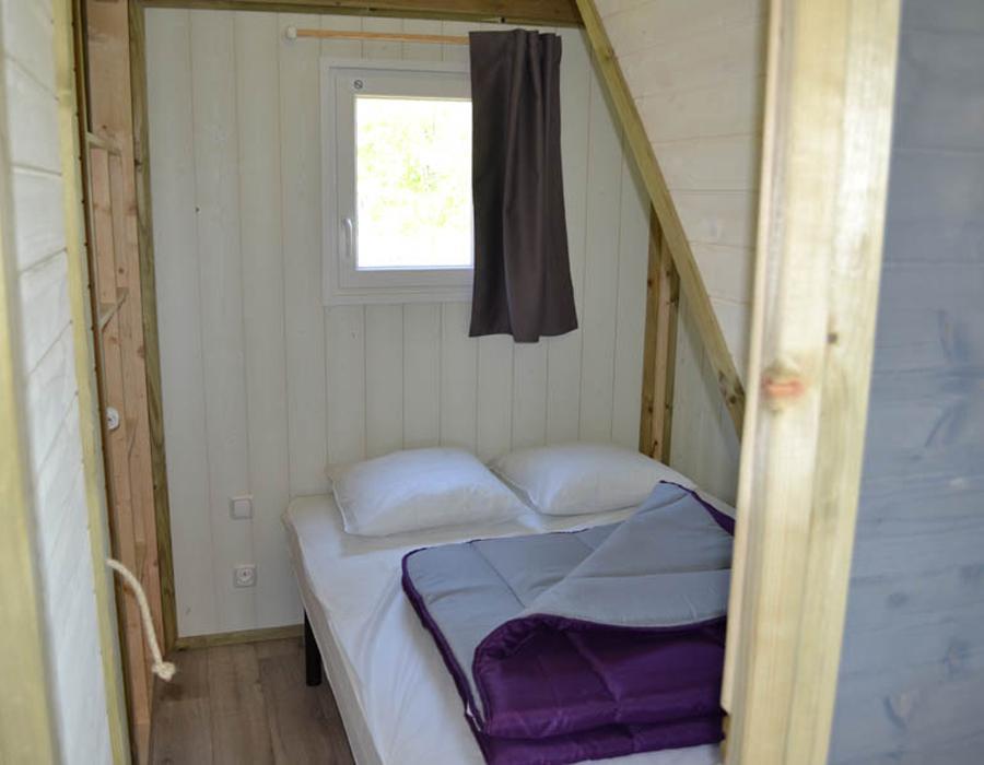 Lodge-chalet-6-personnes-chambre-parentale-camping-hautibus-bonnes-vacances-sarl